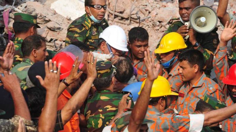 Rescue workers dragging out Reshma from the Rana Plaza debris
